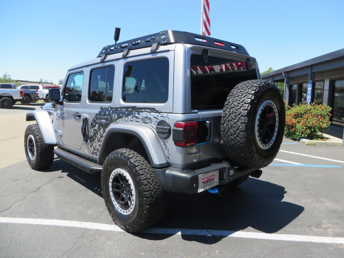 2021 SILVER /BLACK Jeep Wrangler Unlimited Rubicon 4XE 4d SUV 4wd (1C4JJXR63MW) with an 2.0L L4 DOHC 16V TURBO engine, automatic transmission, located at 2630 Grass Valley Highway, Auburn, CA, 95603, (530) 508-5100, 38.937893, -121.095482 - Impressive 4xe Rubicon with a ton of extras that include Fox 3.0 internal bypass front and rear shocks, 315 BFG KO2 tires, Warn winch, Factor 55 Ultra hook, Front bumper stinger, Rigid Pods on front bumper, Rigid A series lights in the roof rack, DV8 lockable hood pins, Westin Running boards, Fury d - Photo#6